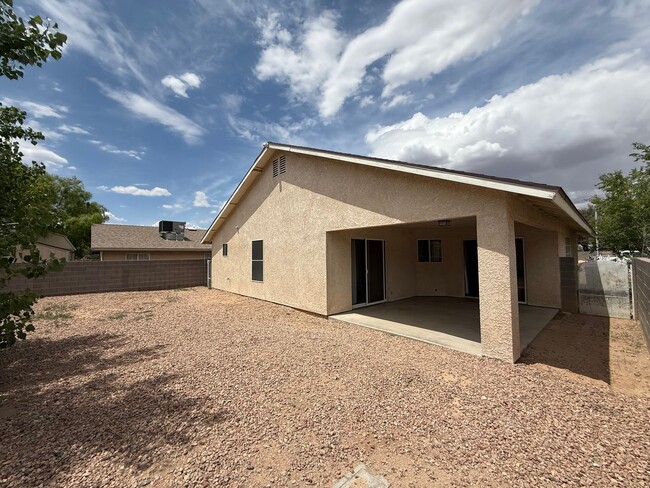 Building Photo - 3 Bedroom 2 Bathroom Home