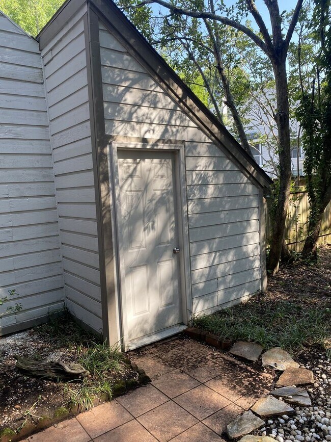 Building Photo - 3 bedroom / 2.5 bath Townhome – Spacious T...