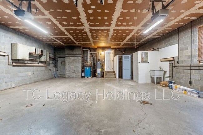 Building Photo - 1121 Eastwood Dr