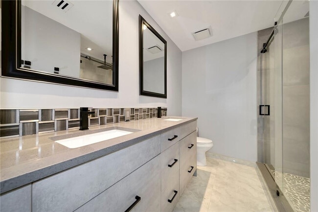 Building Photo - 11839 Highland Pl