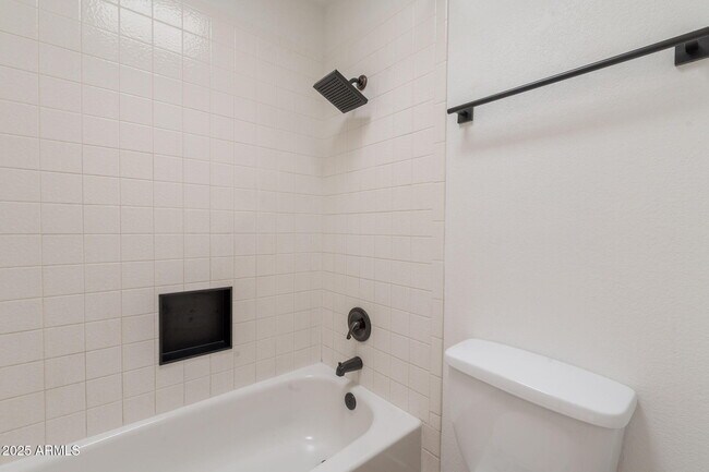 Building Photo - 850 S River Dr