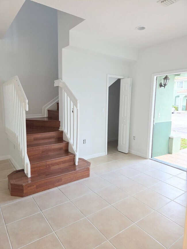 Building Photo - 3 Bedroom / 3 Bathroom Townhouse in Keys Cove Gated Community