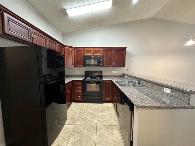 Building Photo - 2 bedroom 2 bath cottage home for rent in Hampton Lakes!