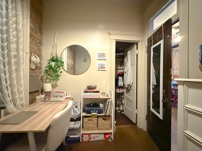 Building Photo - 3765 N Kenmore Ave