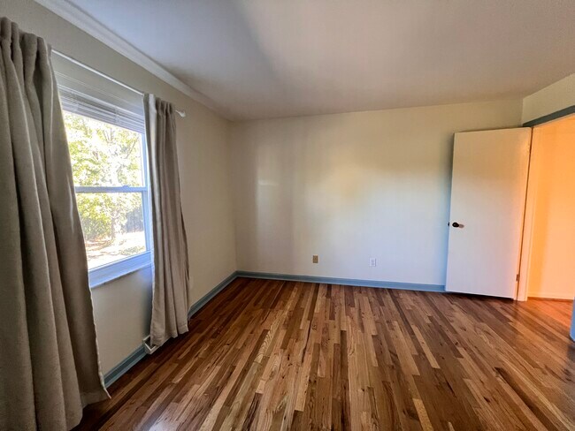 Building Photo - 680 Overland St