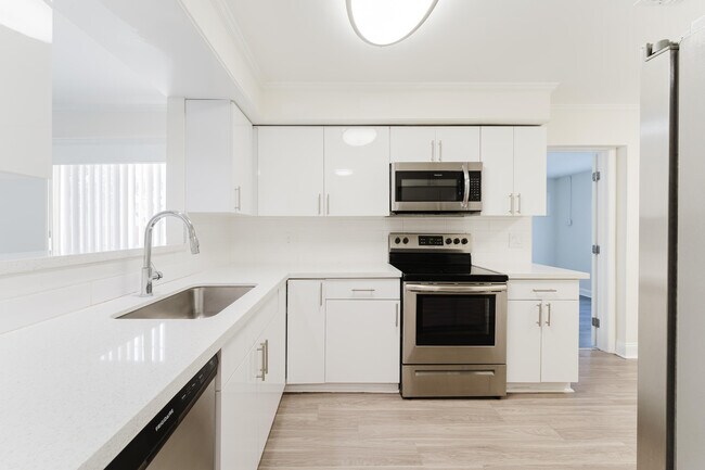 Building Photo - 302 NE 36th St