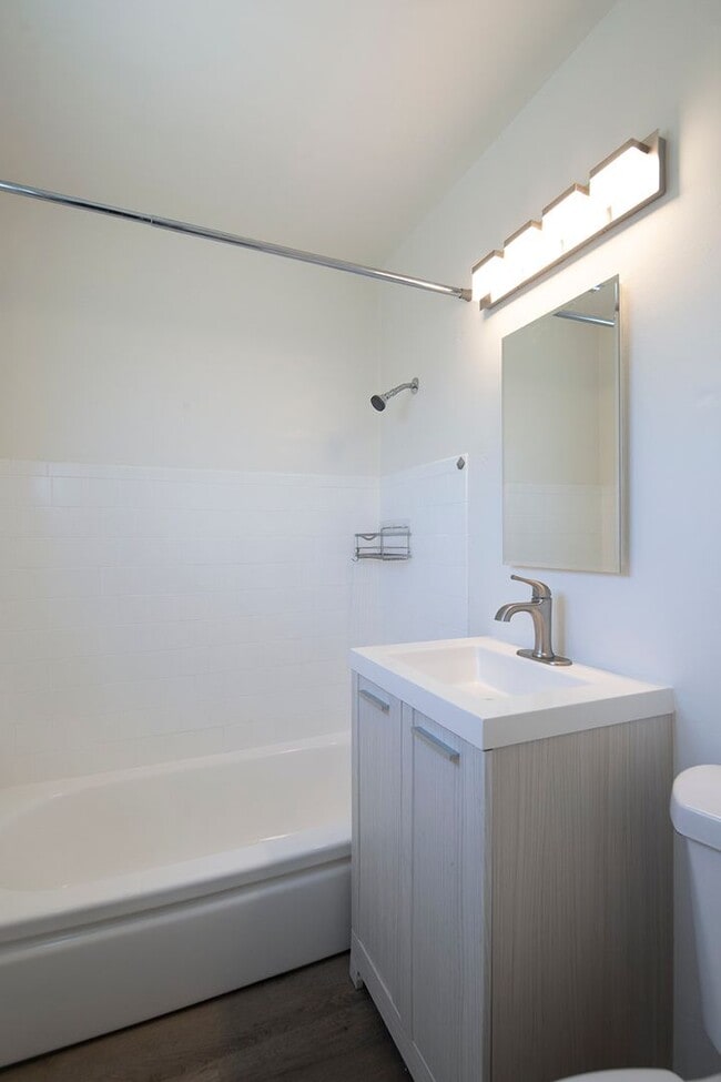 Building Photo - Remodeled North Park 1 BR with Stainless Steel Appliances and Washer/Dryer in Unit!