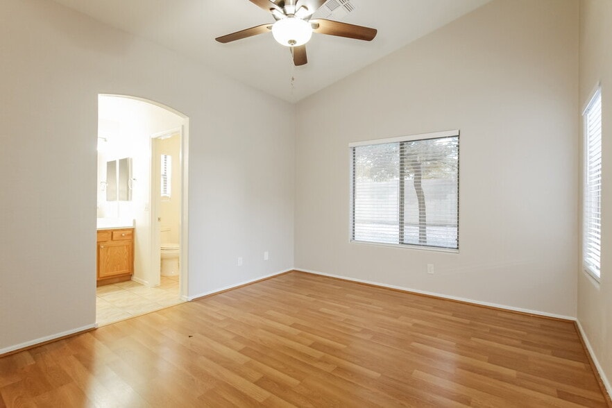 Building Photo - 13928 N 133rd Ln