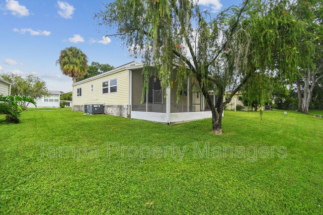 Building Photo - 242 Country Ln