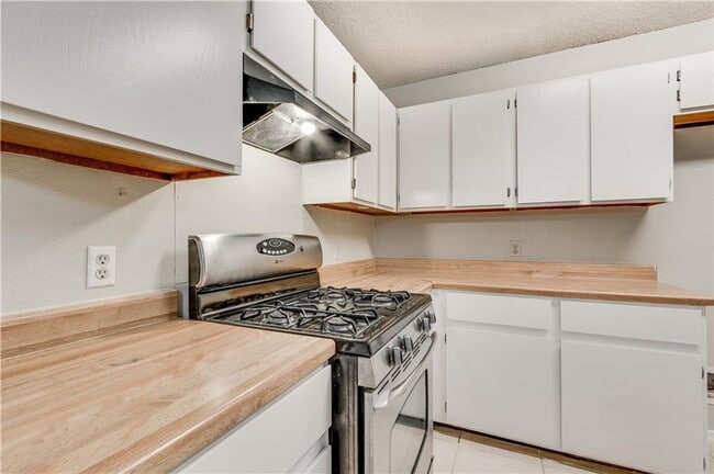 Building Photo - Cozy Single-Story 3 Bed, 2 Bath Home Near South Congress