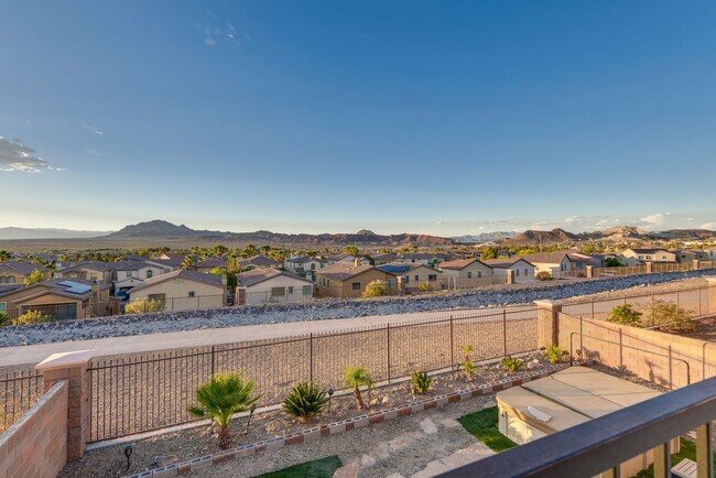Building Photo - Welcome to your dream home located in the prestigious guard-gated community of Tuscany in Henderson!
