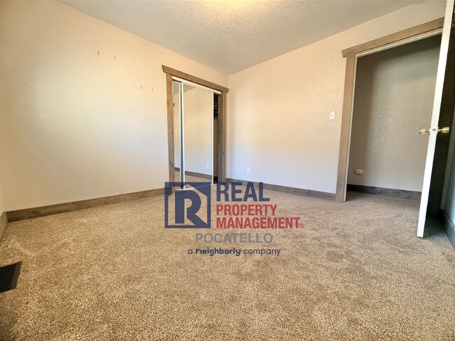 Building Photo - Beautiful 5 bed 2 bath country living - 5+...