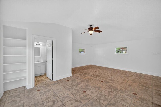 Building Photo - 516 W Davis Blvd