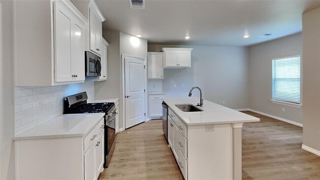 Building Photo - 6916 Labelle Dr