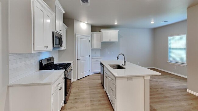 Building Photo - 8004 Labelle Dr