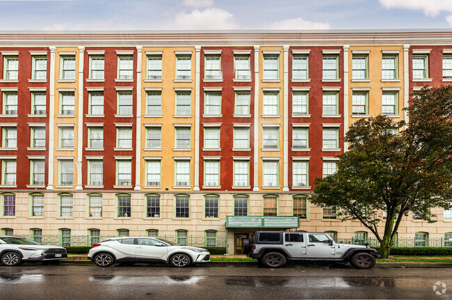 Building Photo - Pistilli Grand Manor