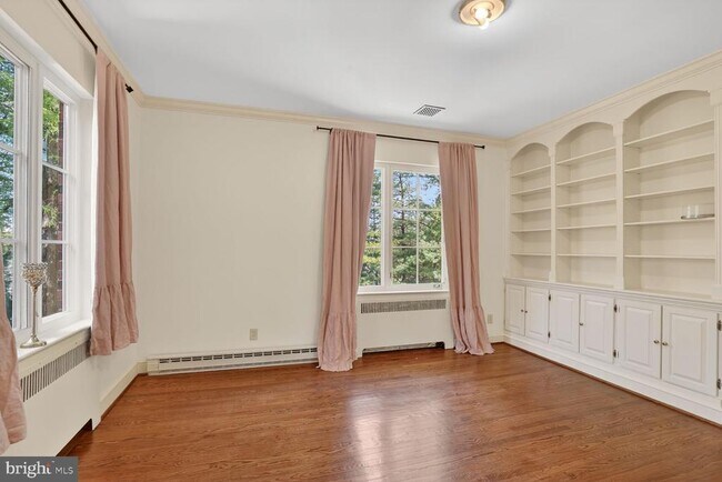 Building Photo - 5553 Little Falls Rd