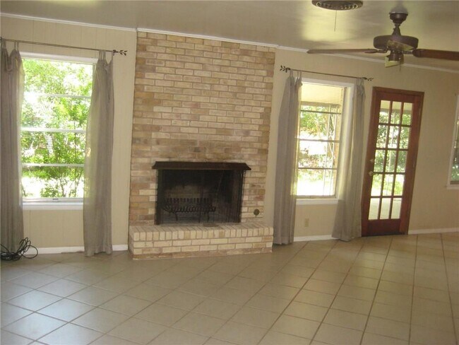 Building Photo - 2007 Oakglen Dr