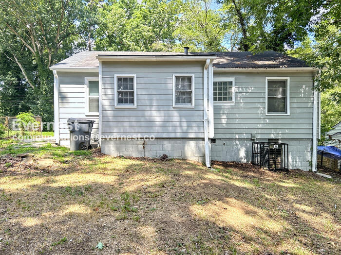 Building Photo - 2776 Palm Dr
