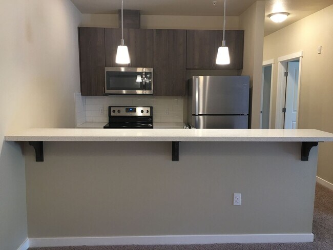 Building Photo - Beautiful 2 bedroom, super cute floorplan, laundry room with full size washer and dryer!