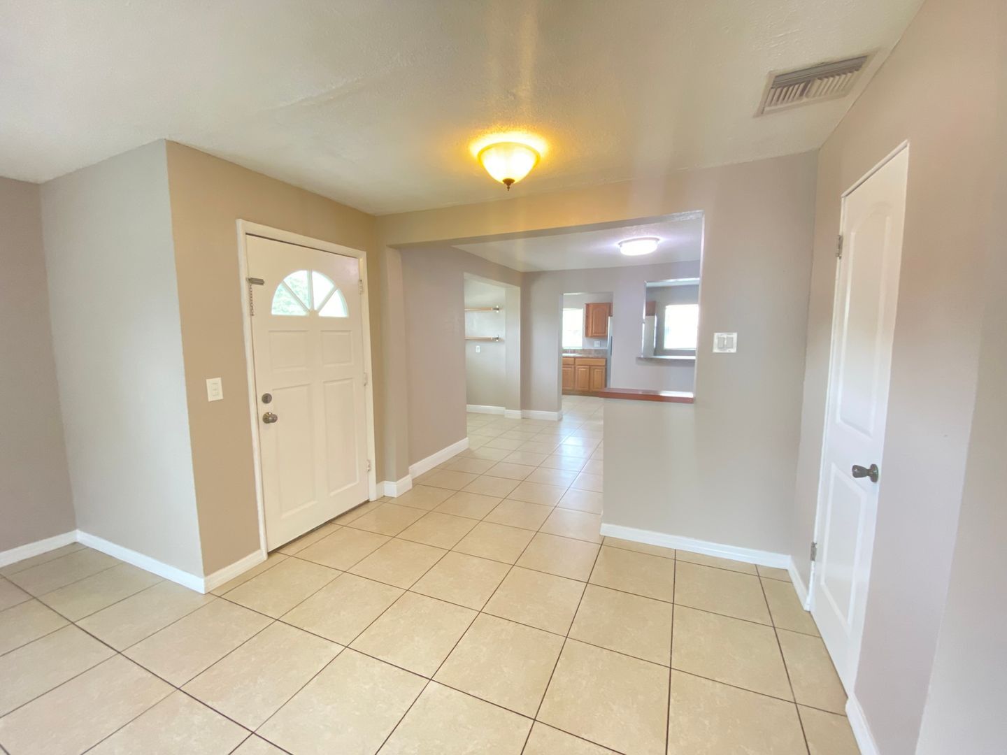 Building Photo - Nice 3 bedroom 2 bathroom House with Scree...