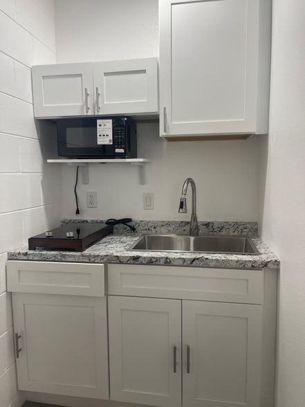 Building Photo - 634 Meadowvale Dr