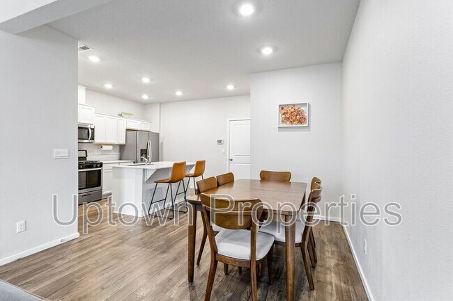 Building Photo - 876 N 18th Ave