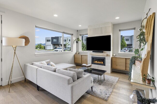 Building Photo - Modern Luxury in this end unit Blondie Condo