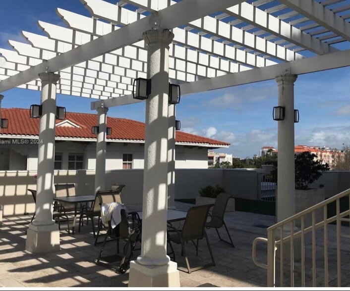 Building Photo - 2030 Douglas Rd