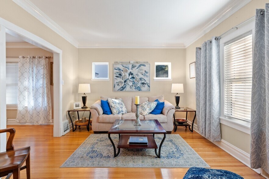 Building Photo - 1760 Henley St