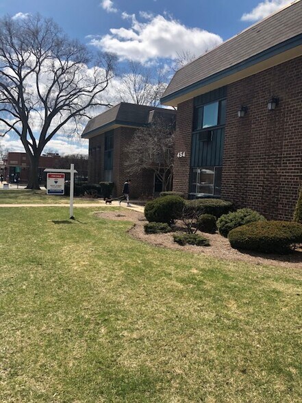 Building Photo - 454 Spring Rd