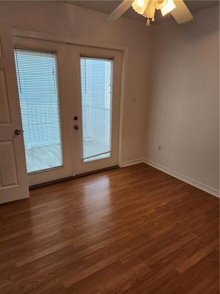 Building Photo - 870 Marina Dr