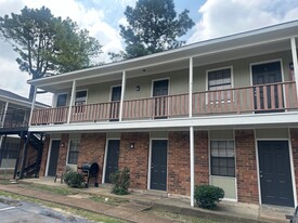 Entryway - Pinetree Place Apartments