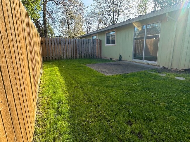 Building Photo - MCQ908