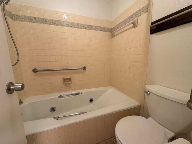 Building Photo - 612 N Lea Ave