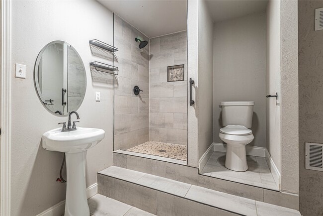 Building Photo - 5818 Glenhurst Dr
