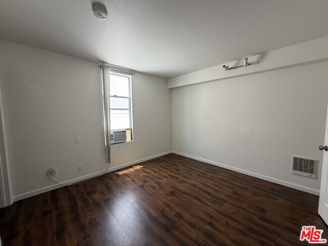 Building Photo - 1337 N Sierra Bonita Ave