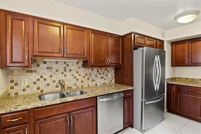 Building Photo - 2501 East Ave