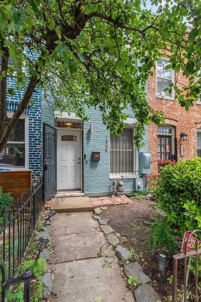 Building Photo - Charming Row Home | 2 Bed | 1 Bath | 950 Sf | Fenced Backyard | 2 Surface Parking Spaces