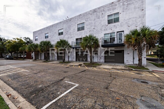 Building Photo - Fully Furnished Townhome w/ Private Garage