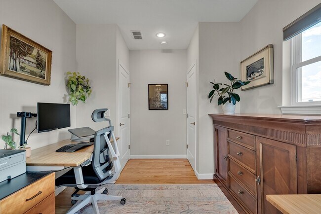 Building Photo - 104 Holland St