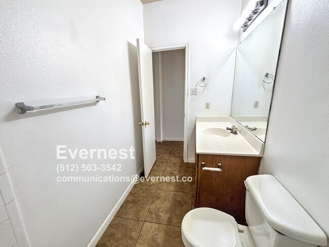 Building Photo - Charming 3-Bedroom Home in a Convenient Ne...