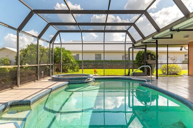 Building Photo - Spacious 3-Bed, 2-Bath Pool Home in Planta...