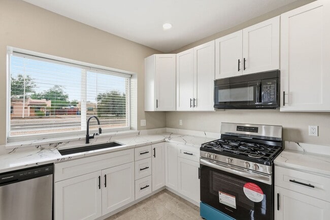 Building Photo - Bright, Fresh & Pet-Friendly — 3BR Retreat Minutes from U of A