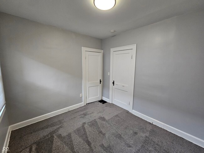 Building Photo - 3923 N Kenwood Ave