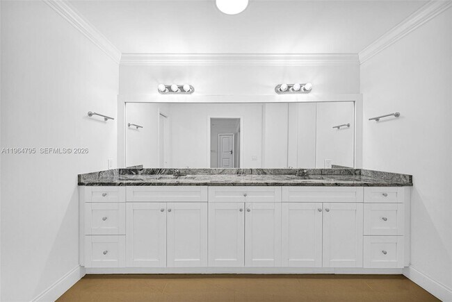 Building Photo - 820 E Cypress Ln