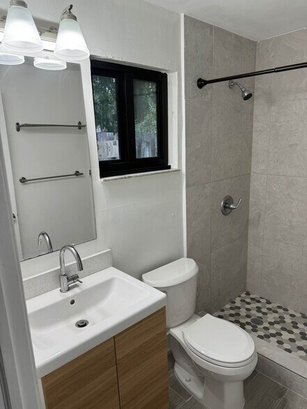 Building Photo - 1495 SW 28th Ave