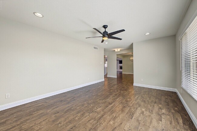 Building Photo - 13015 N 49th Pl