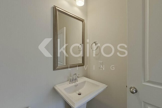 Building Photo - 2241 Banyon Cir