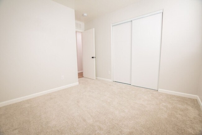 Building Photo - 4 Bedroom, 2 Bath, Split Floor Plan, 2 Car Garage, Central A/C